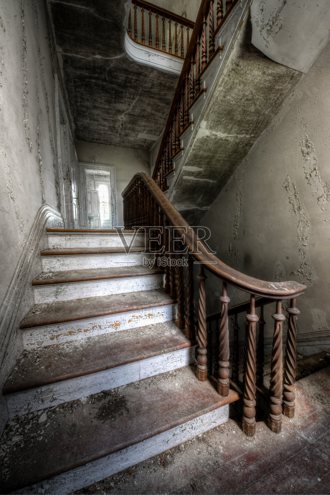 一个废弃的大厦的大楼梯照片摄影图片