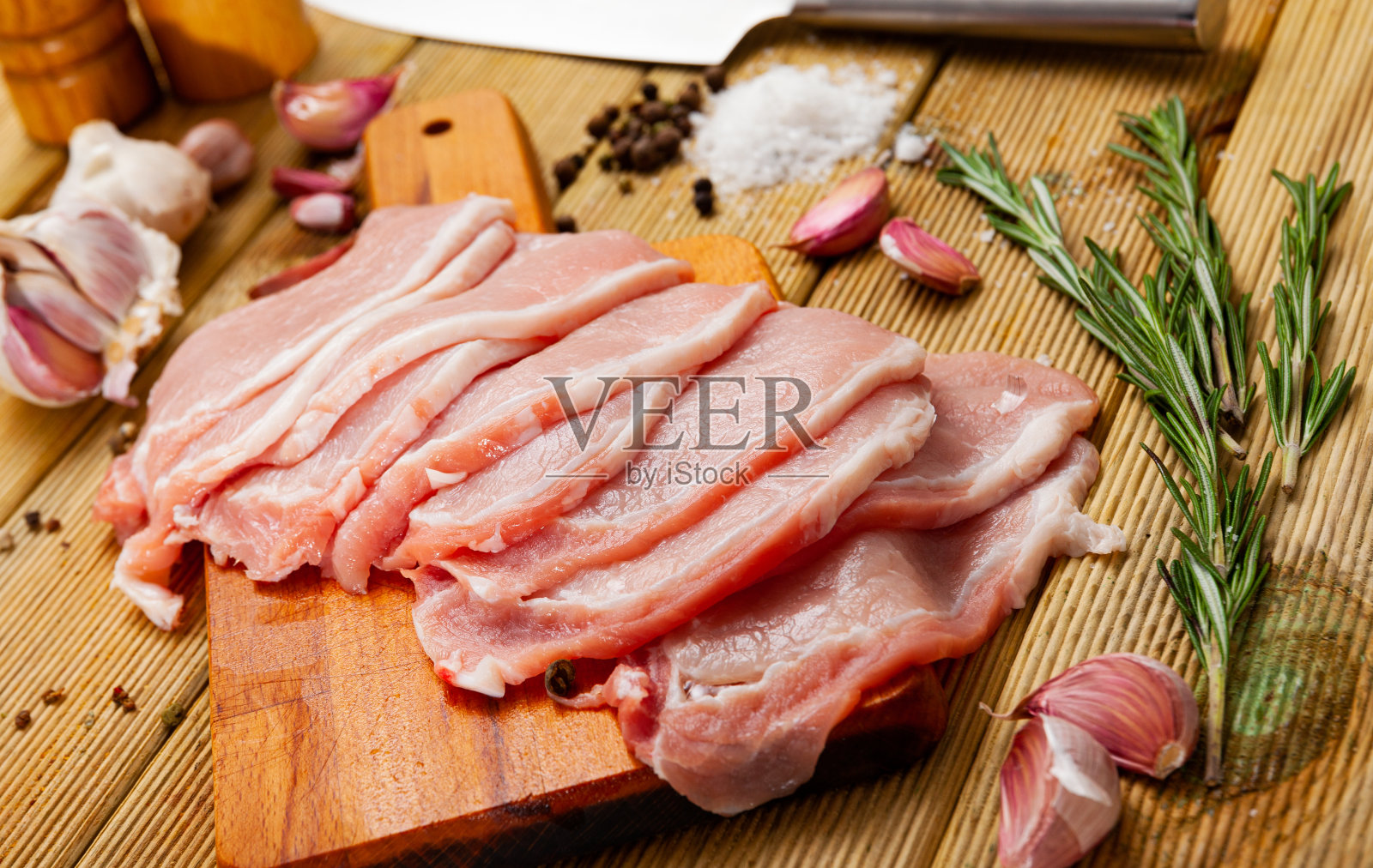 生的迷迭香和大蒜猪肉里脊照片摄影图片