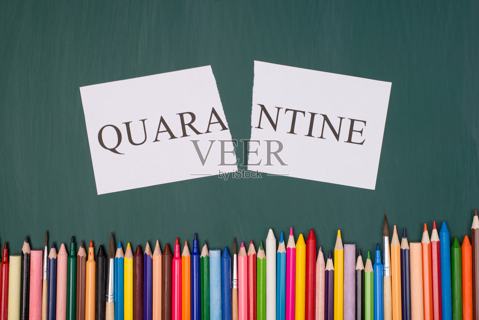 隔离概念结束。上方俯瞰照片撕裂的检疫纸和彩色蜡笔孤立在绿板上照片摄影图片