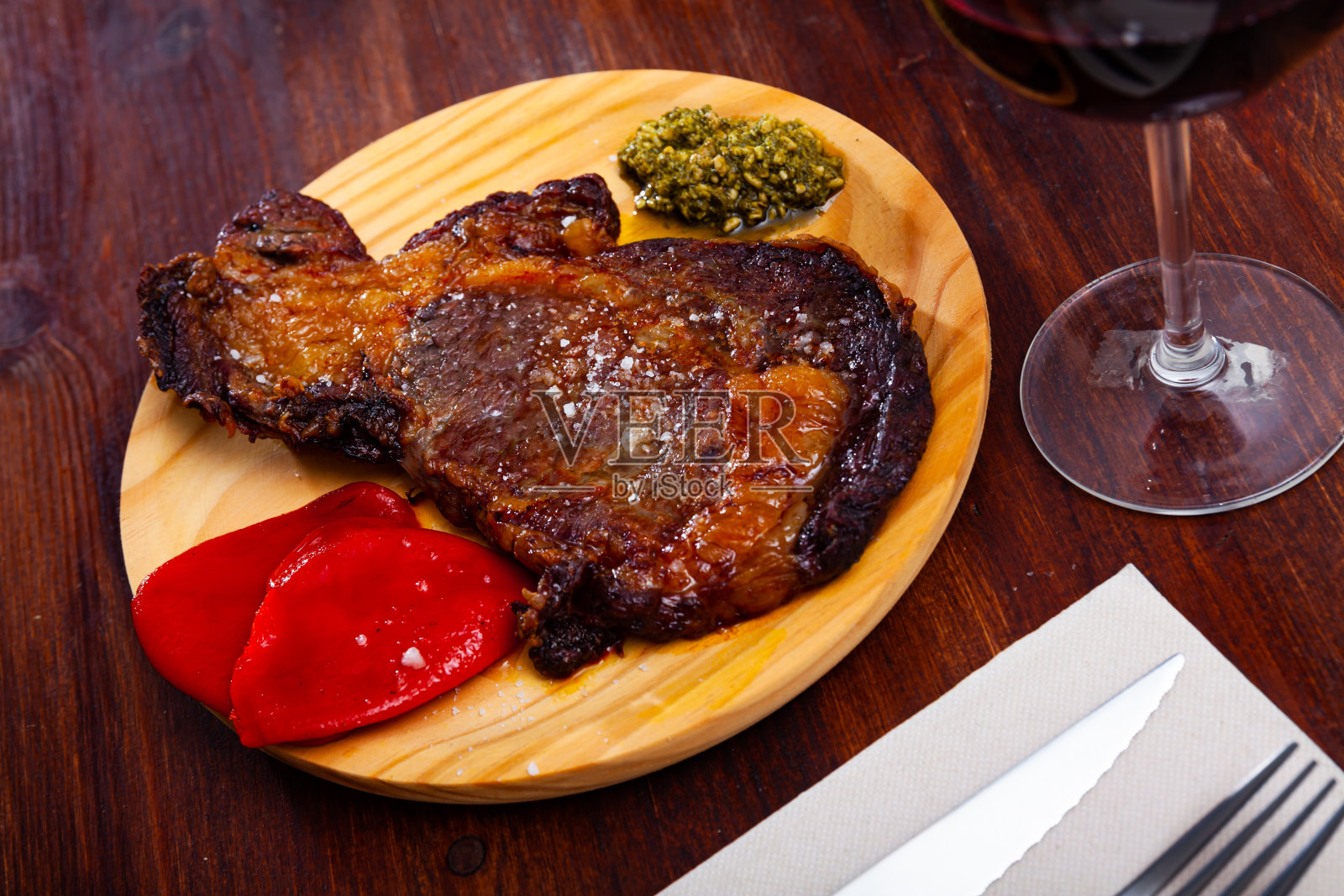 炸小牛肉配香蒜酱和胡椒照片摄影图片