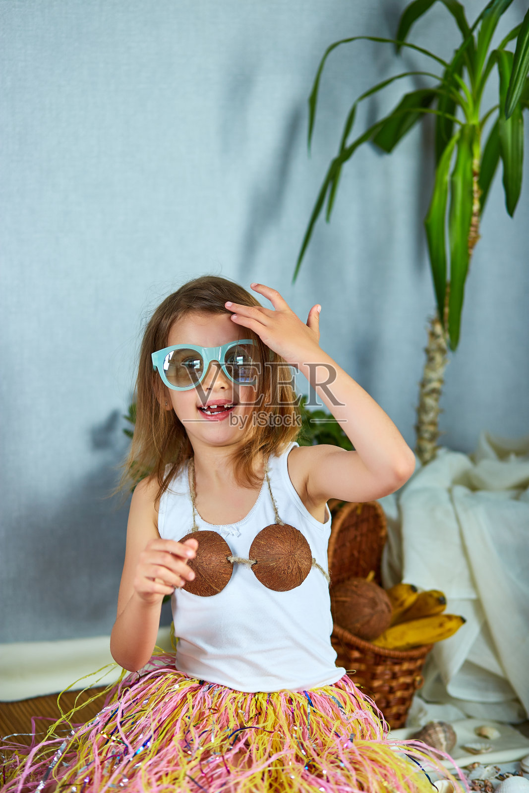 小女孩模仿夏威夷度假在家隔离。照片摄影图片