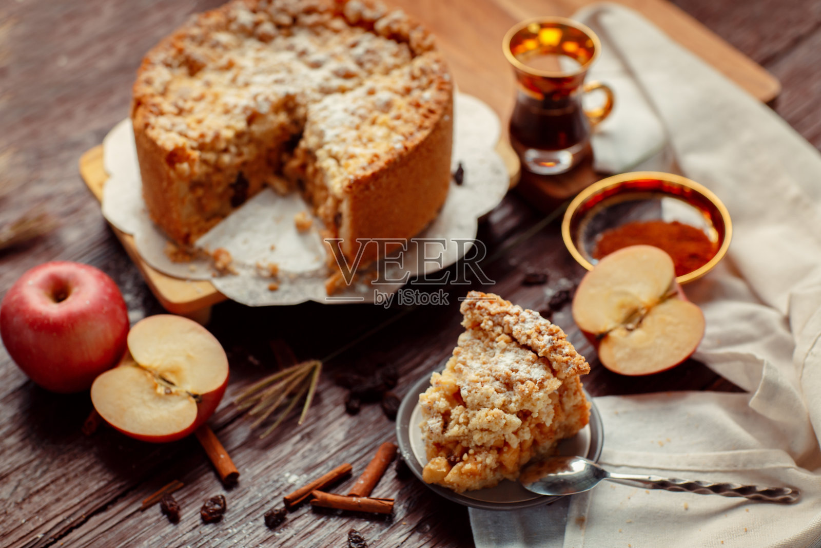 在乡村背景下自制美味的苹果派。经典的秋季感恩节甜点——有机苹果派。照片摄影图片