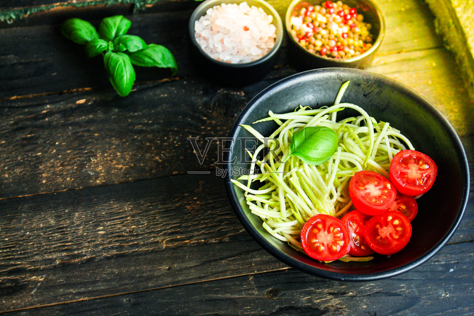 西葫芦意大利面西红柿沙拉蔬菜菜单概念食用份量食物背景俯视图复制空间的文本有机健康饮食生酮或旧石器饮食照片摄影图片