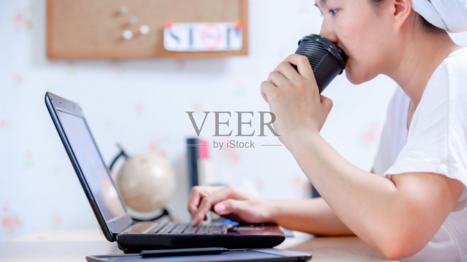 在冠状病毒危机期间，亚洲女商人在家工作。保持社交距离，待在家里，保持安全。新冠肺炎后的新常态和新生活。照片摄影图片