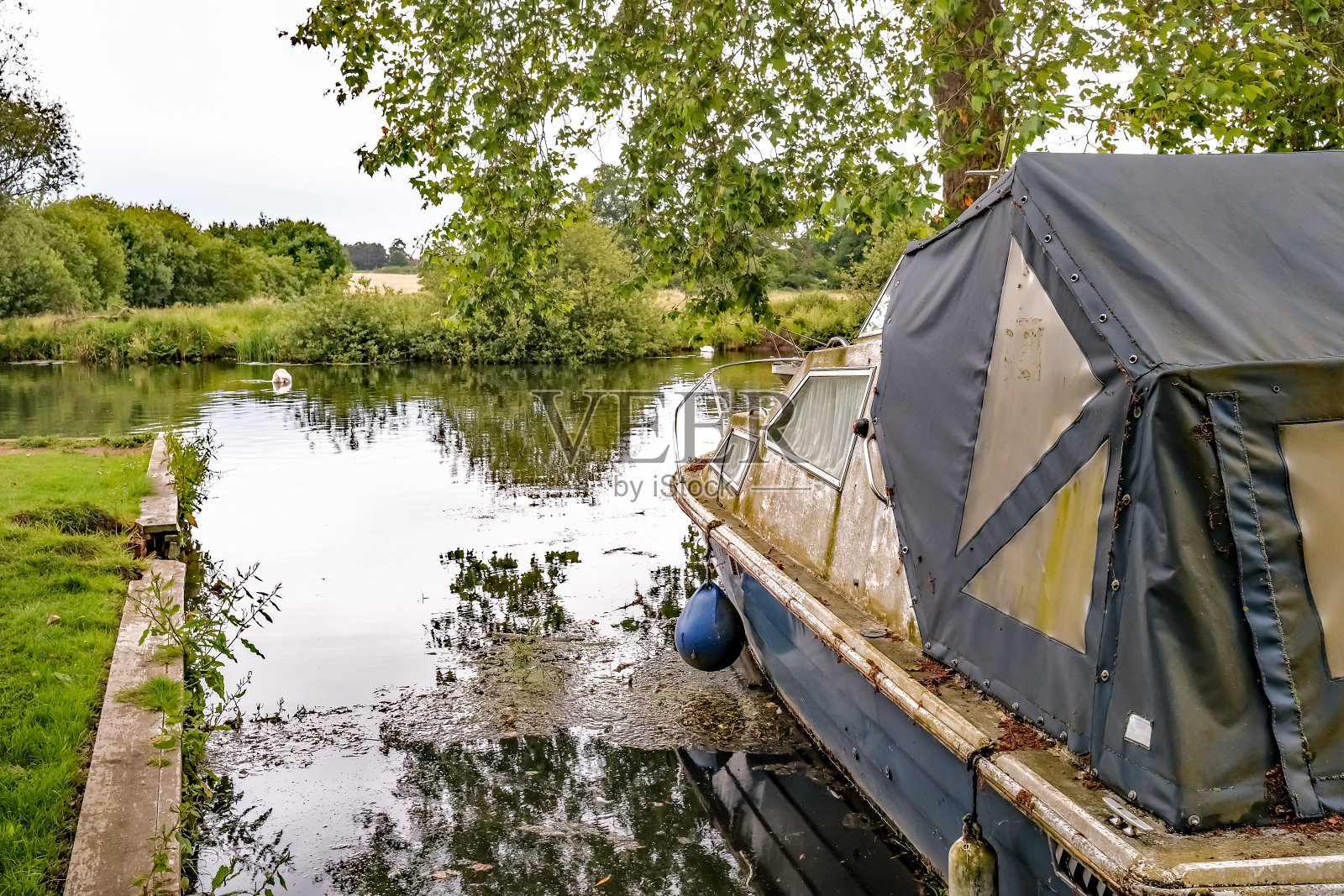 诺福克郡布尔河上的摩托艇照片摄影图片