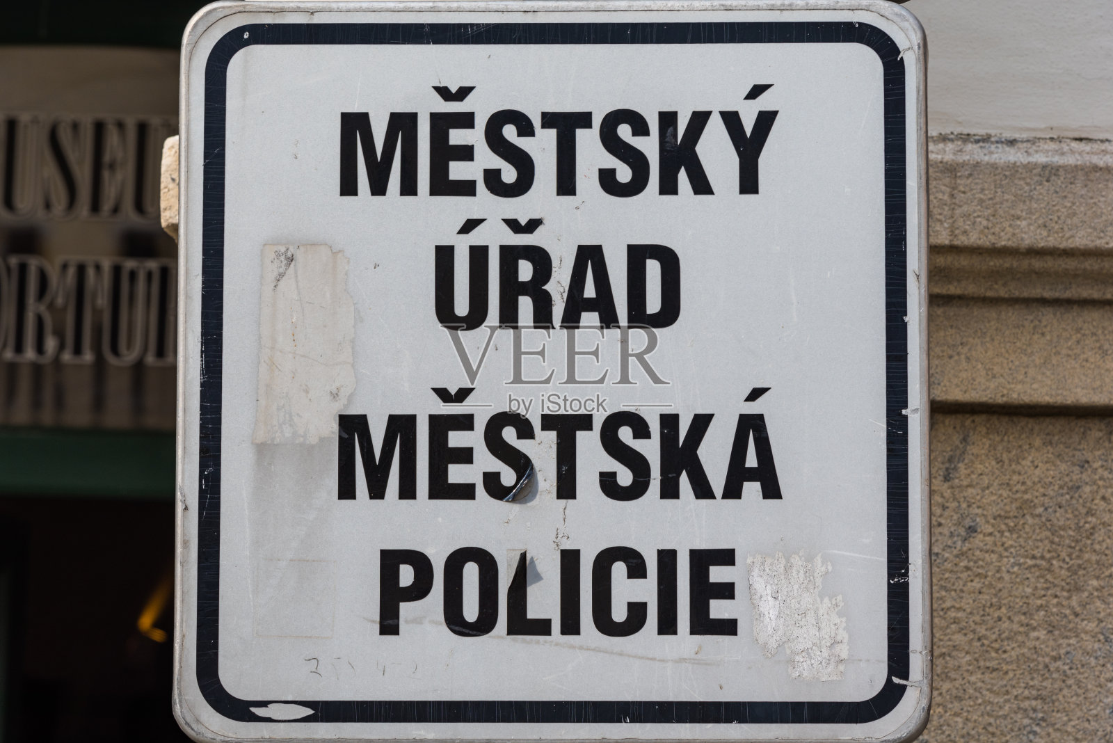 捷克共和国有市警察和市议会的路标照片摄影图片