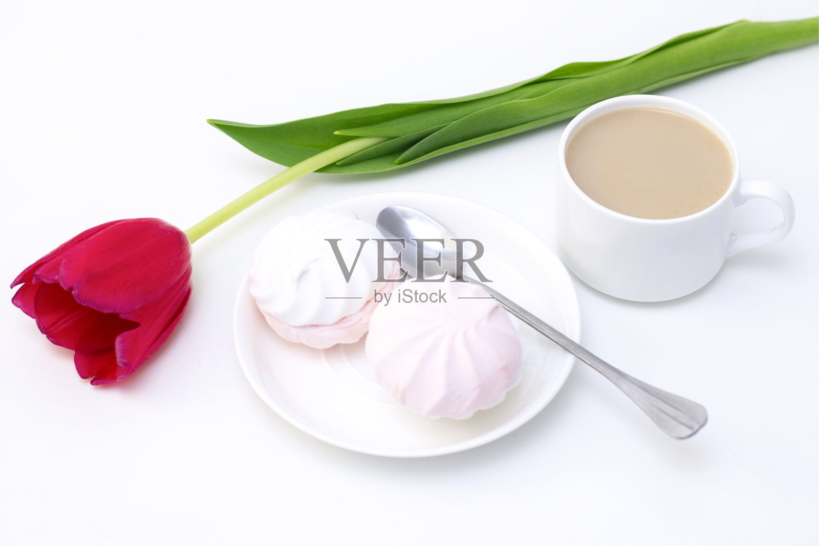 棉花糖，茶或咖啡加牛奶和一朵郁金香。在一个灯光背景上。精致早餐，床上早餐。的,至爱的人类。惊喜。照片摄影图片