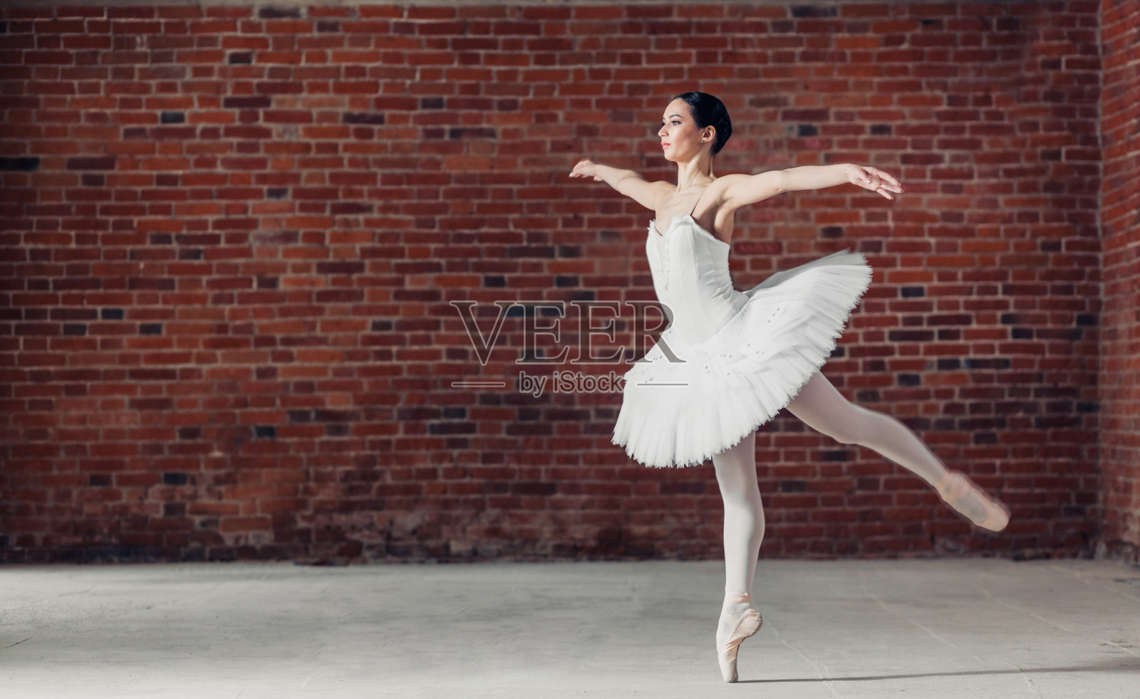 和谐的女孩在芭蕾舞工作室跳舞照片摄影图片