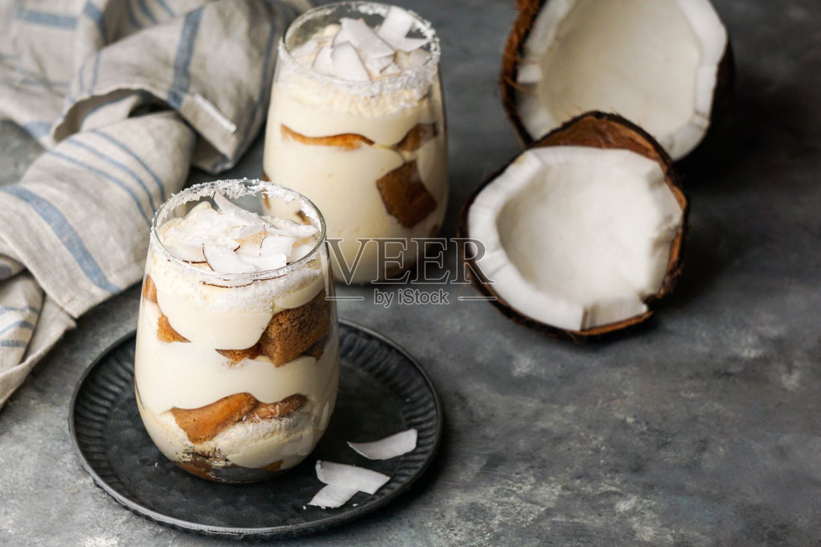 玻璃椰提拉米苏，典型的拉丁美洲沙漠地区，古巴和哥伦比亚，椰子照片摄影图片