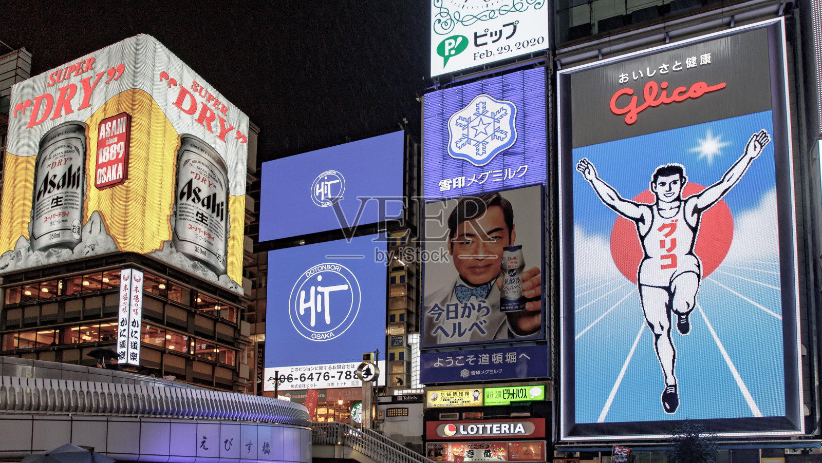 灯火通明的大阪夜生活在一个拥挤的商业区照片摄影图片