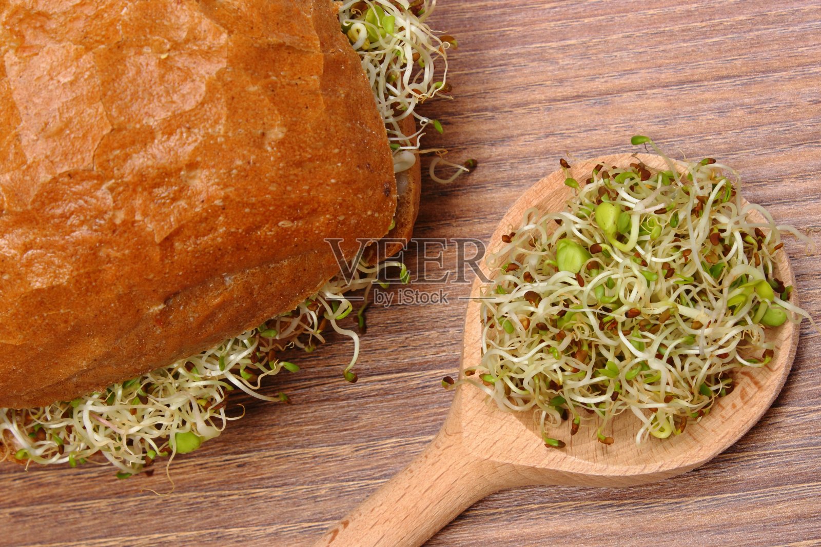 苜蓿和萝卜芽配全麦面包卷。健康的生活方式和营养照片摄影图片