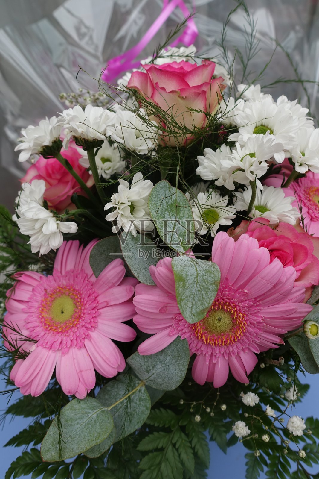 正式的花束主要由大的粉红色和白色的雏菊组成照片摄影图片