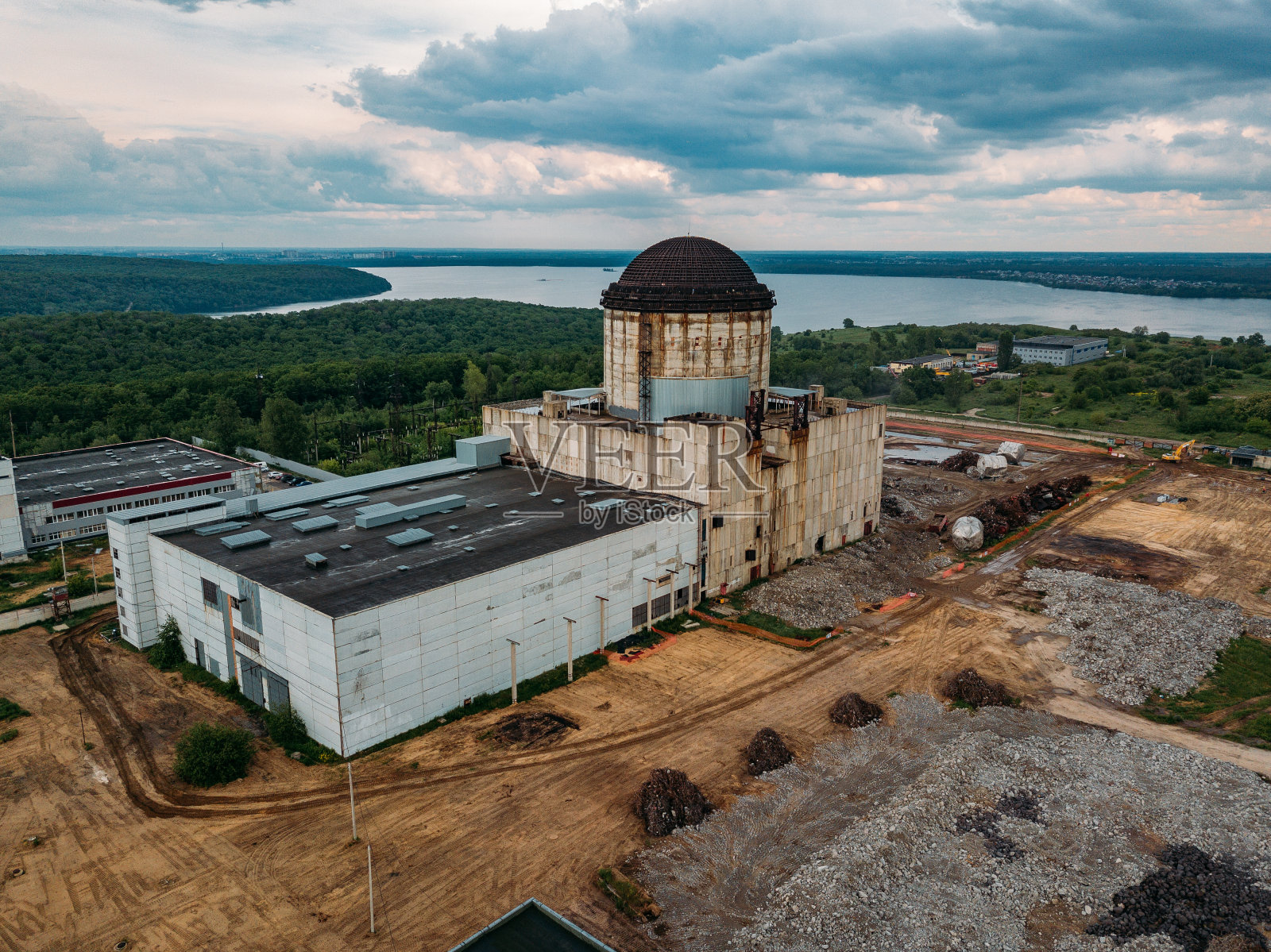 拆卸工地鸟瞰图。拆除旧工业建筑的过程照片摄影图片