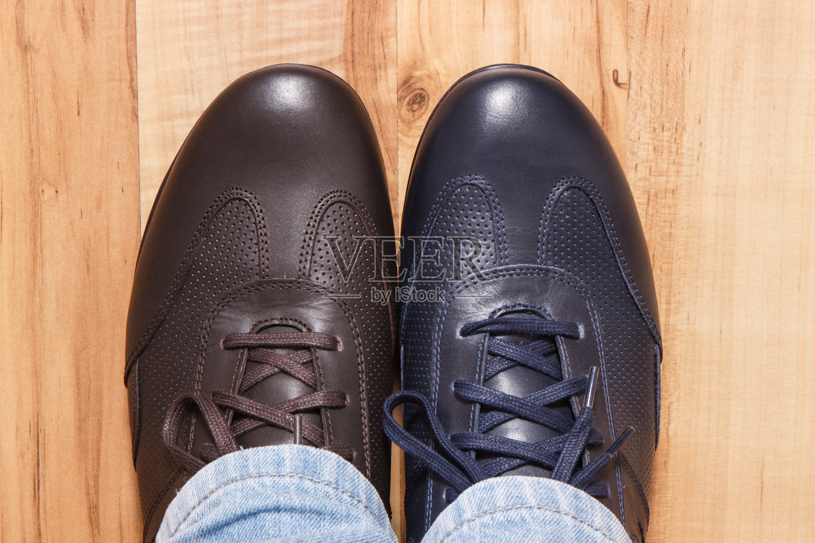 优雅时尚的海军蓝和棕色的男士鞋在船上照片摄影图片