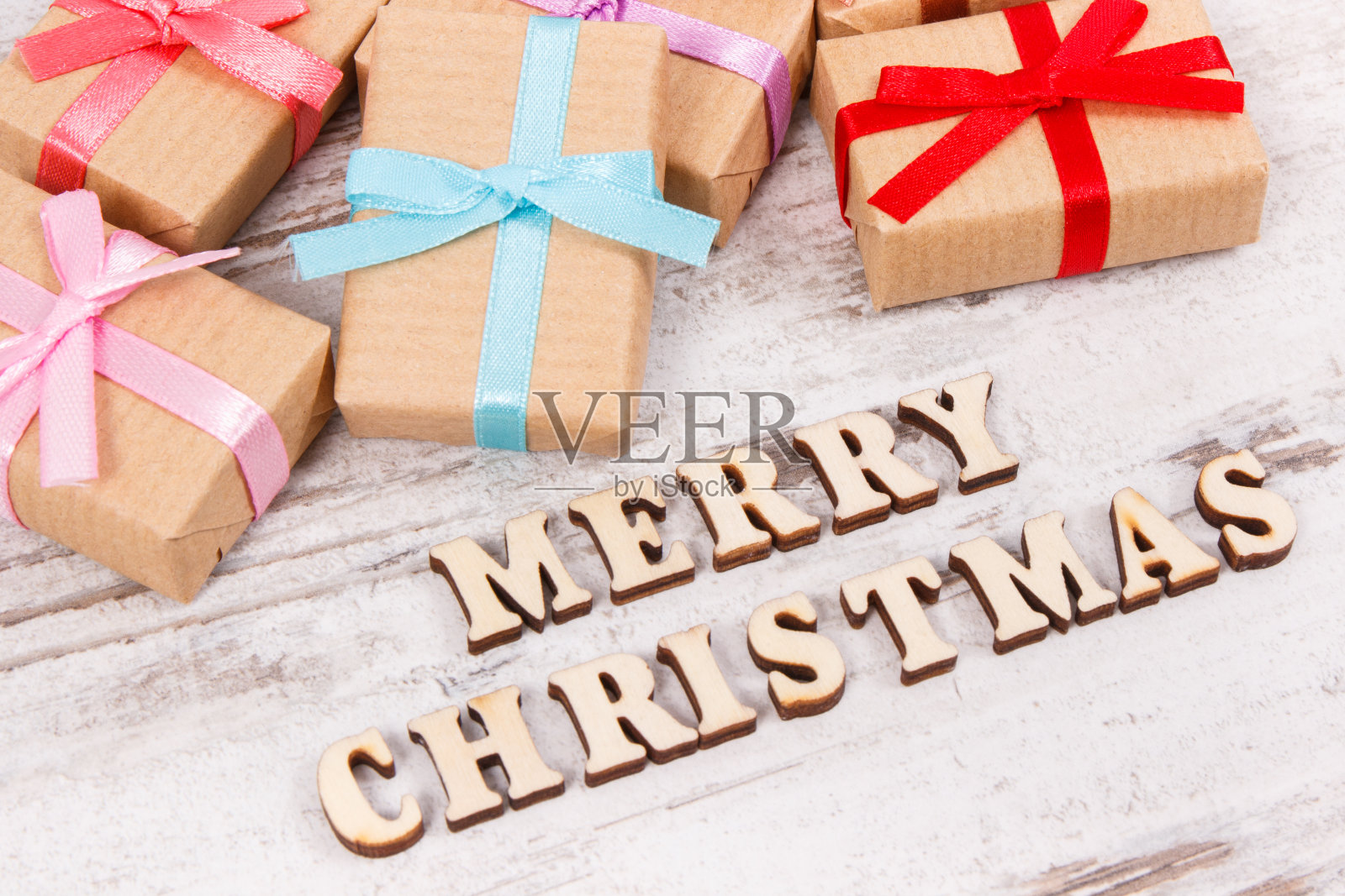 题词圣诞快乐和包装好的节日礼物照片摄影图片