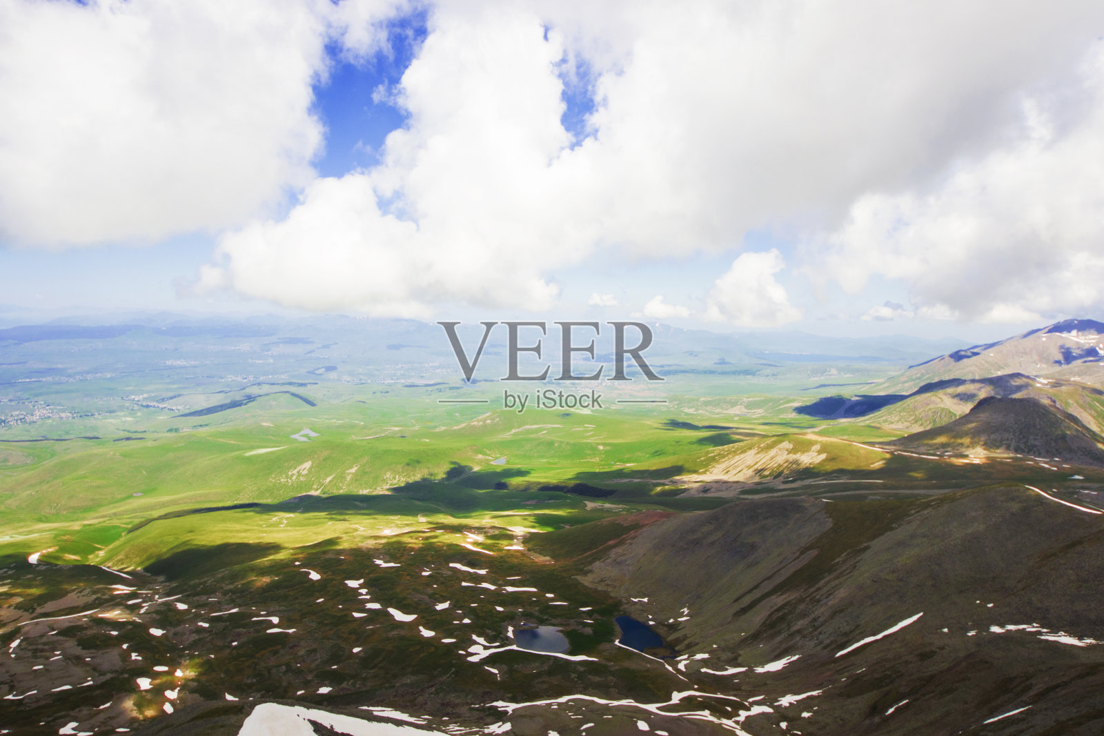 令人惊叹和美丽的山谷景观，山峰和山丘在乔治亚州。照片摄影图片