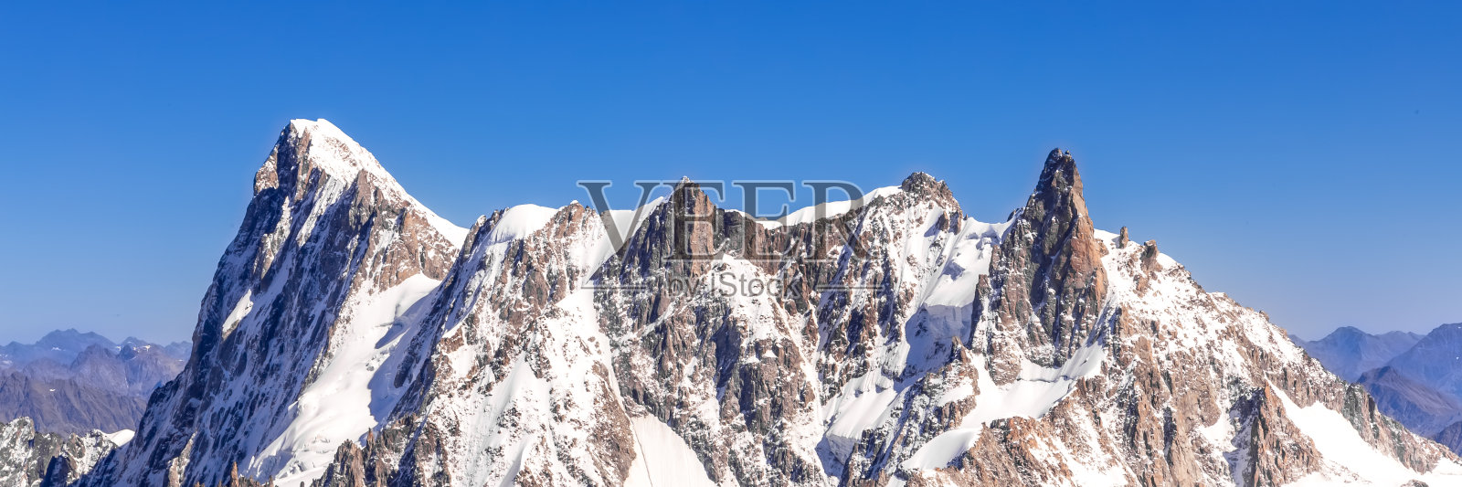 勃朗山，白山。从Aiguille du Midi山观看。照片摄影图片