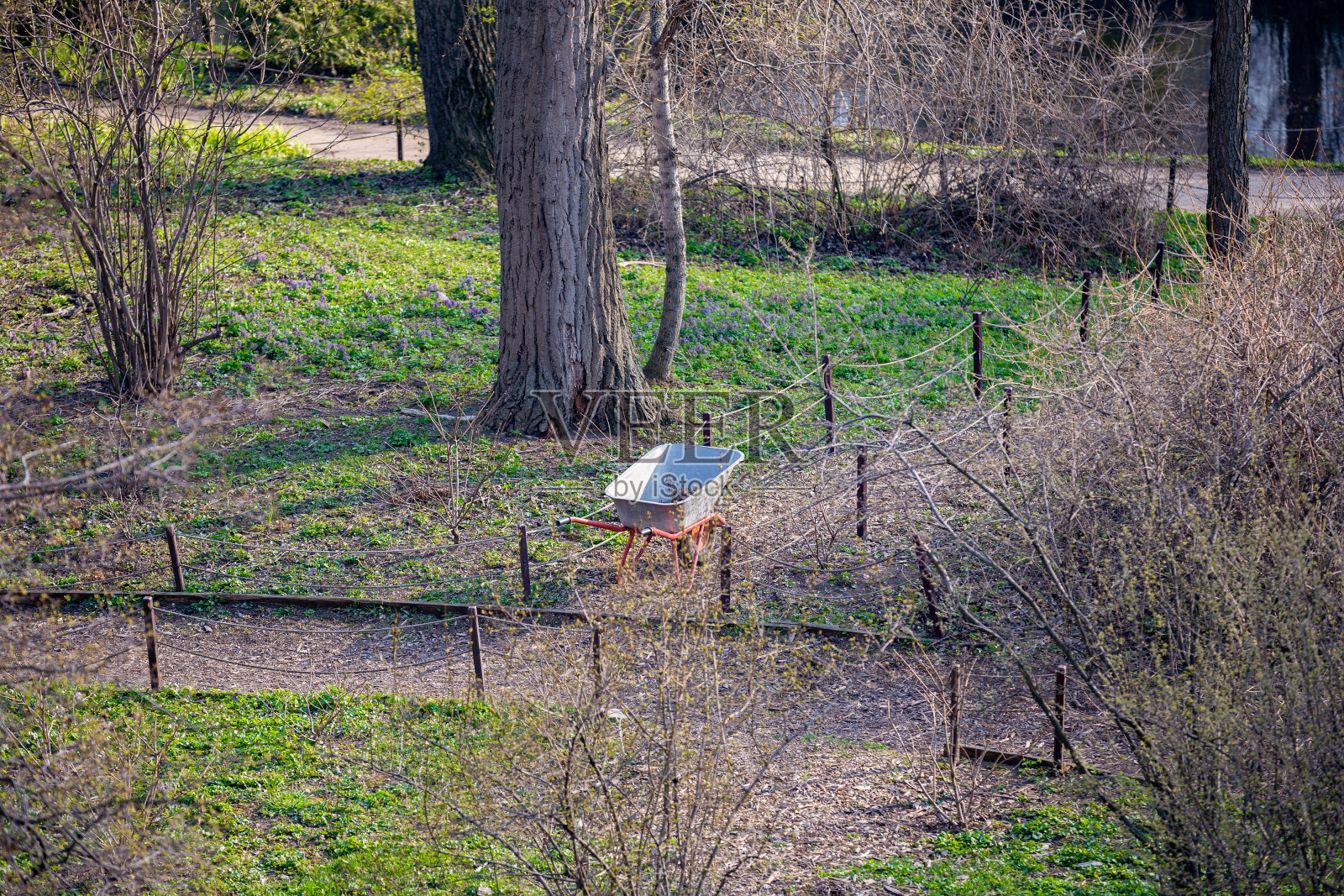 红灰色的家用手推车照片摄影图片