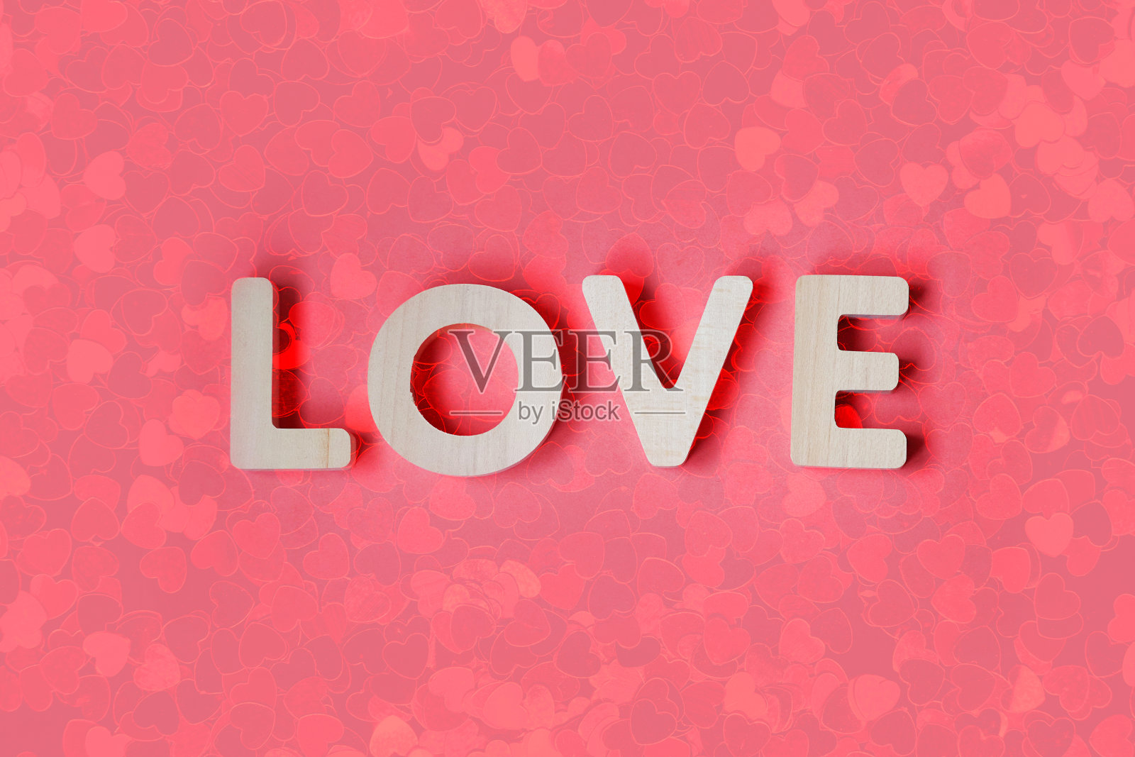 爱来自粉红色背景的木制字母和心形。爱的概念,情人节照片摄影图片