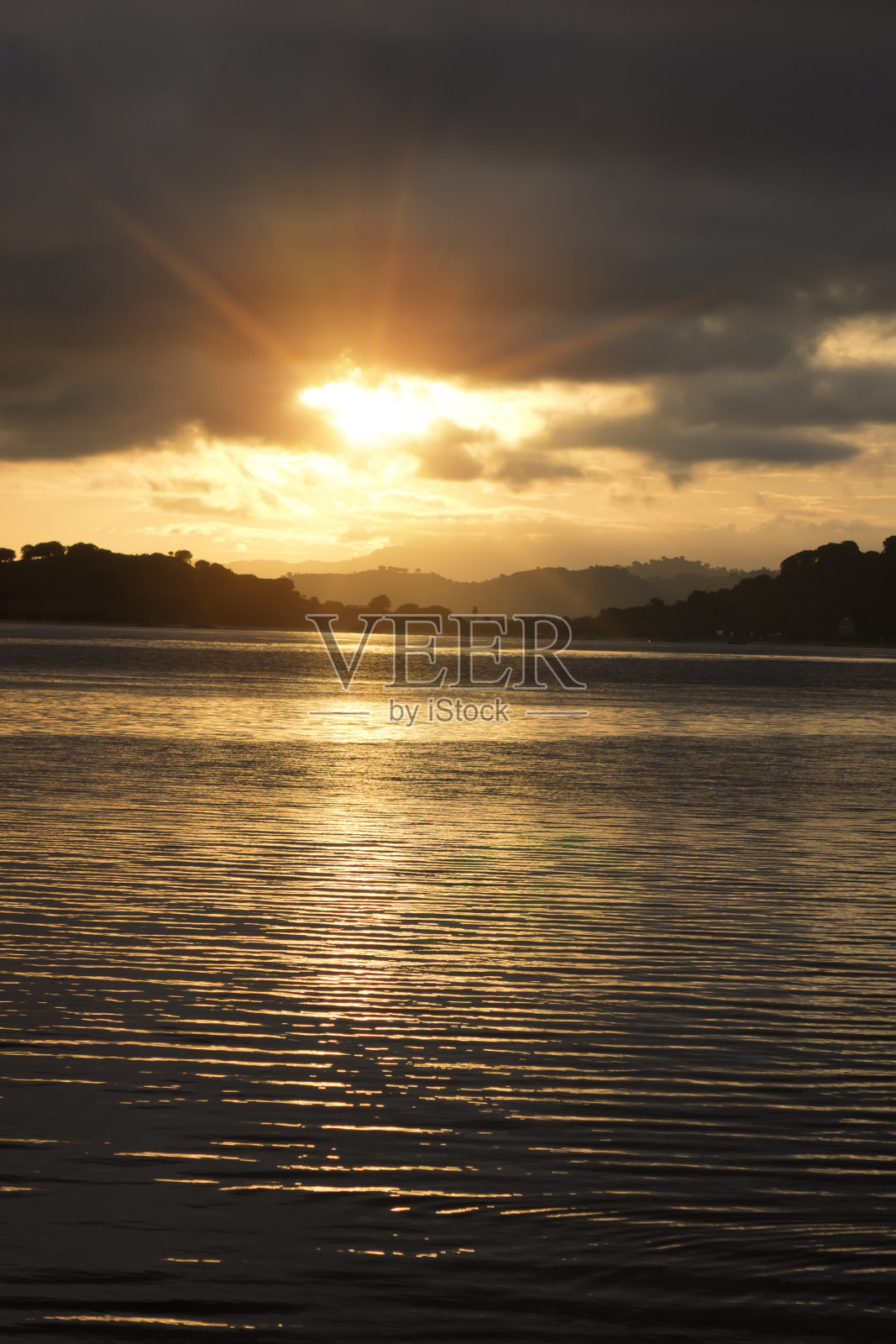 7、鲜艳的夕阳越过大海，群山在地平线上。印度尼西亚，从Gili Asahan岛到龙目岛。照片摄影图片