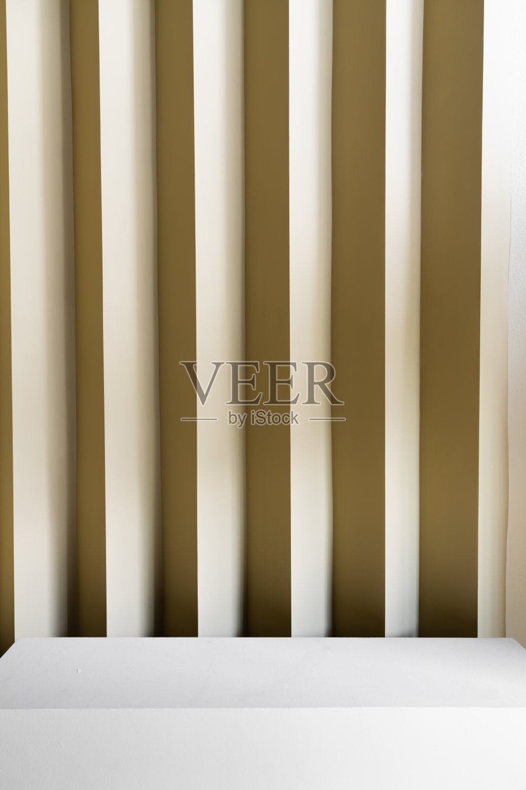 工作室的桌面与波纹墙与黄色油漆在极简风格的室内/复制空间/空场景照片摄影图片