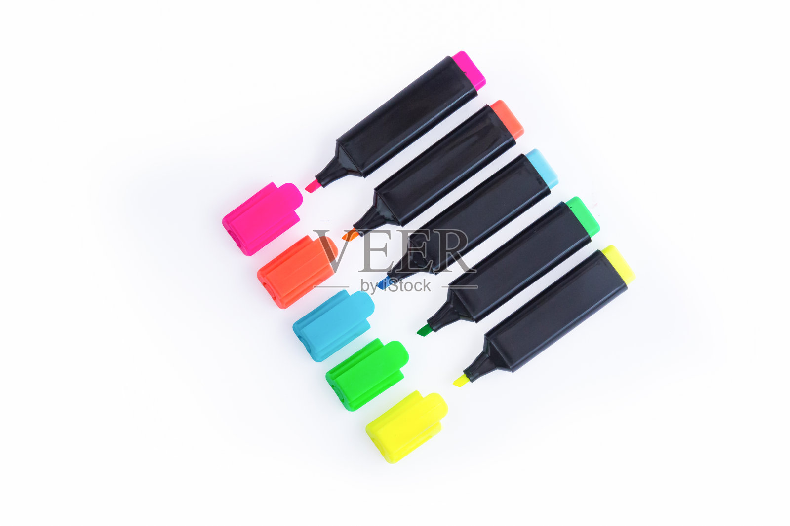 五个彩色标记在一个白色的背景，顶视图。用开盖排成直线排列。素描笔。笔用。毡尖。概念。照片摄影图片