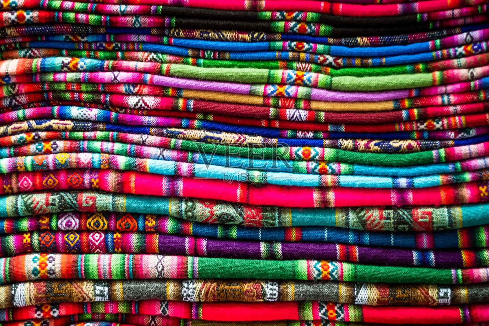一堆彩色毯子照片摄影图片
