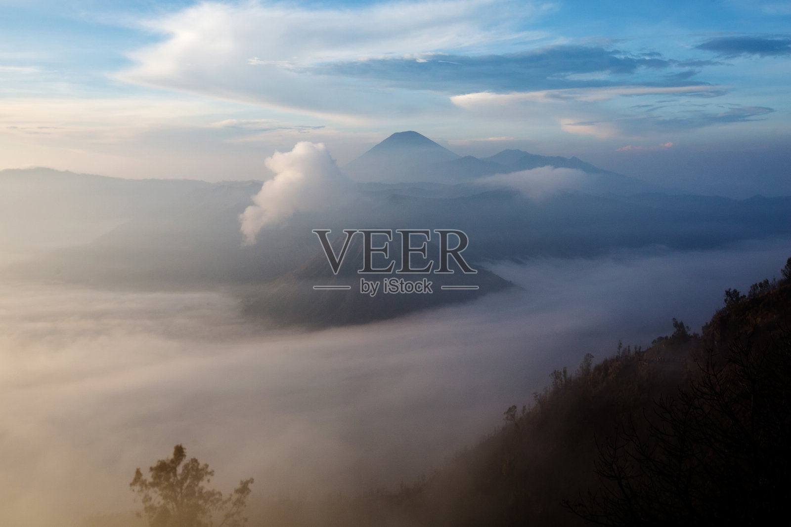 印度尼西亚爪哇岛，日出时的塞穆鲁峰照片摄影图片