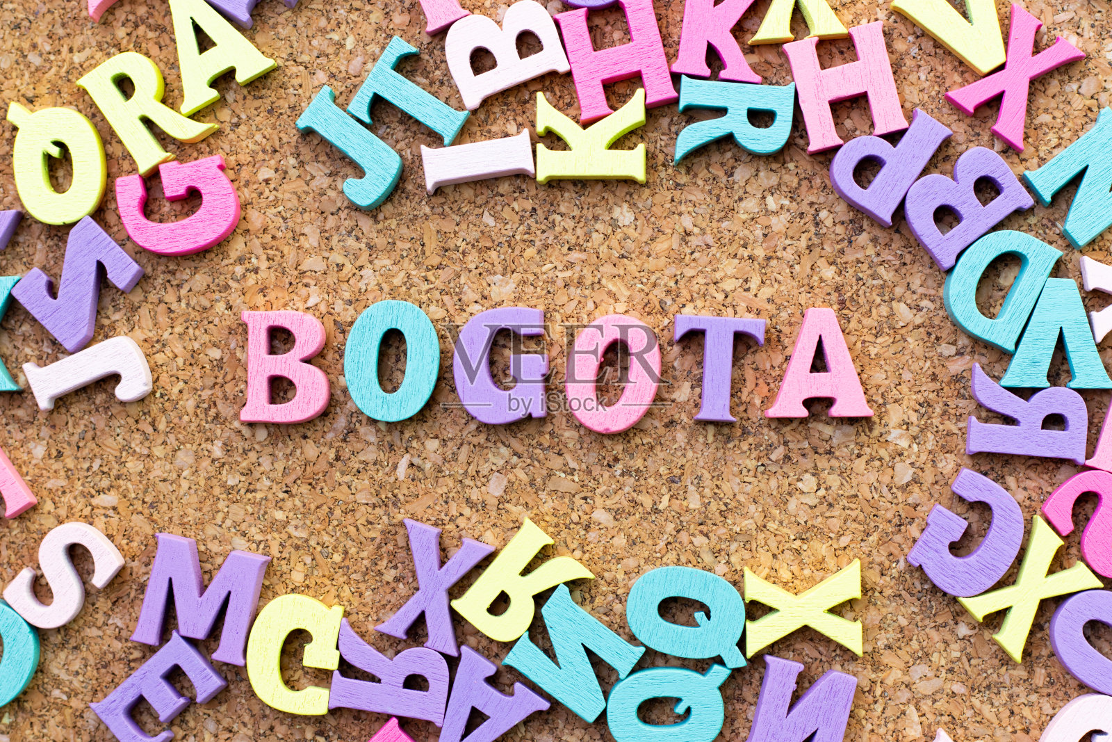 彩色字母表在单词波哥大与另一个字母作为框架软木板的背景照片摄影图片