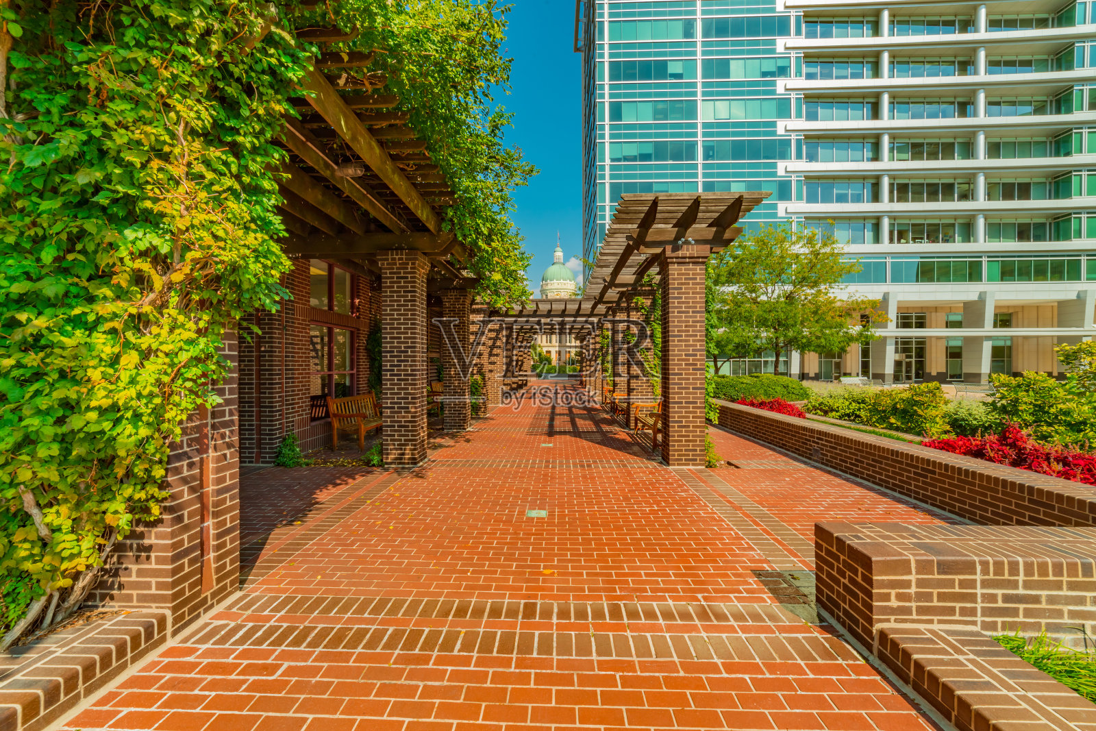 印第安纳波利斯市中心公园广场和印第安纳州国会大厦。照片摄影图片