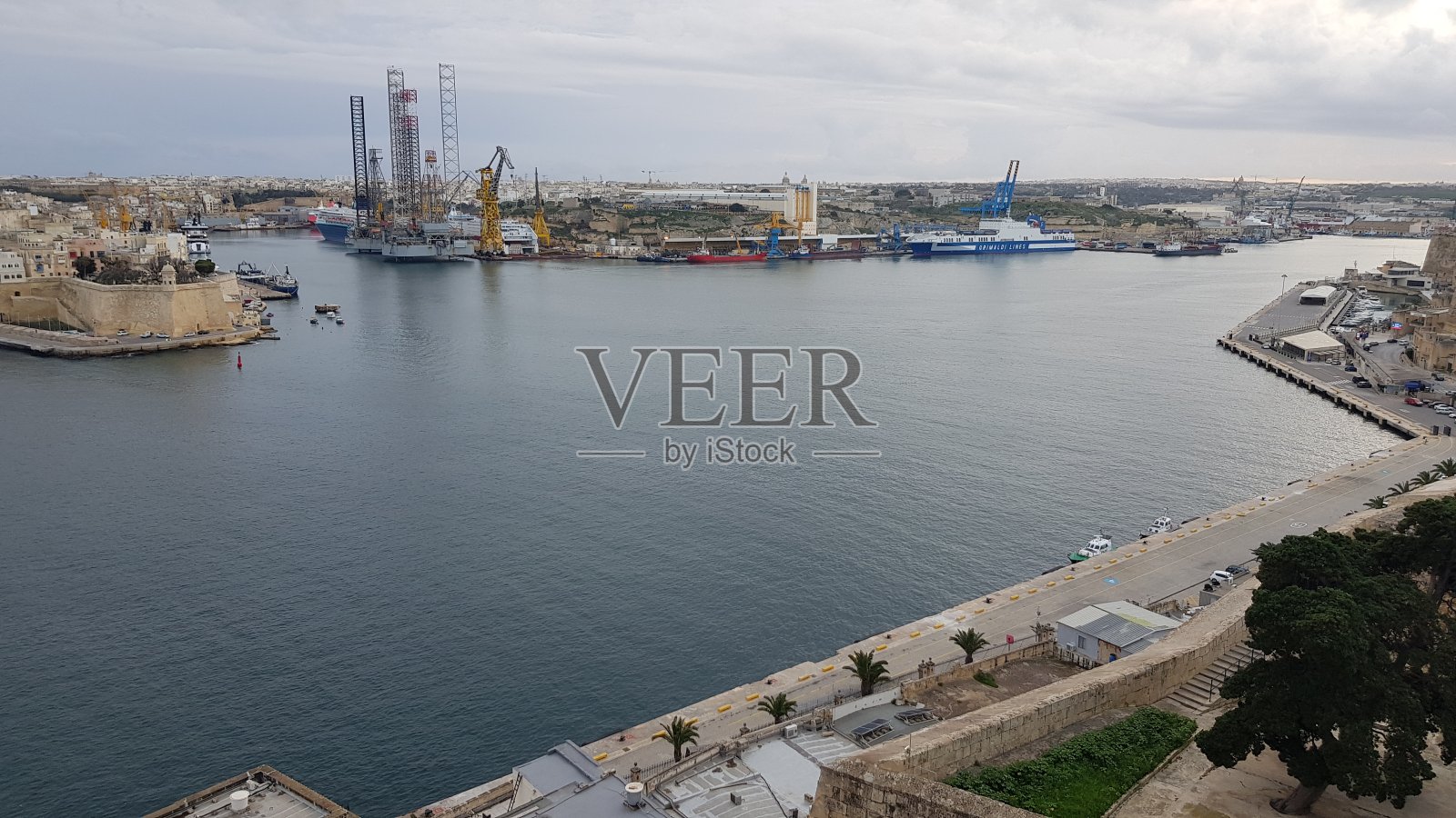 瓦莱塔的敬礼炮台和比尔古照片摄影图片