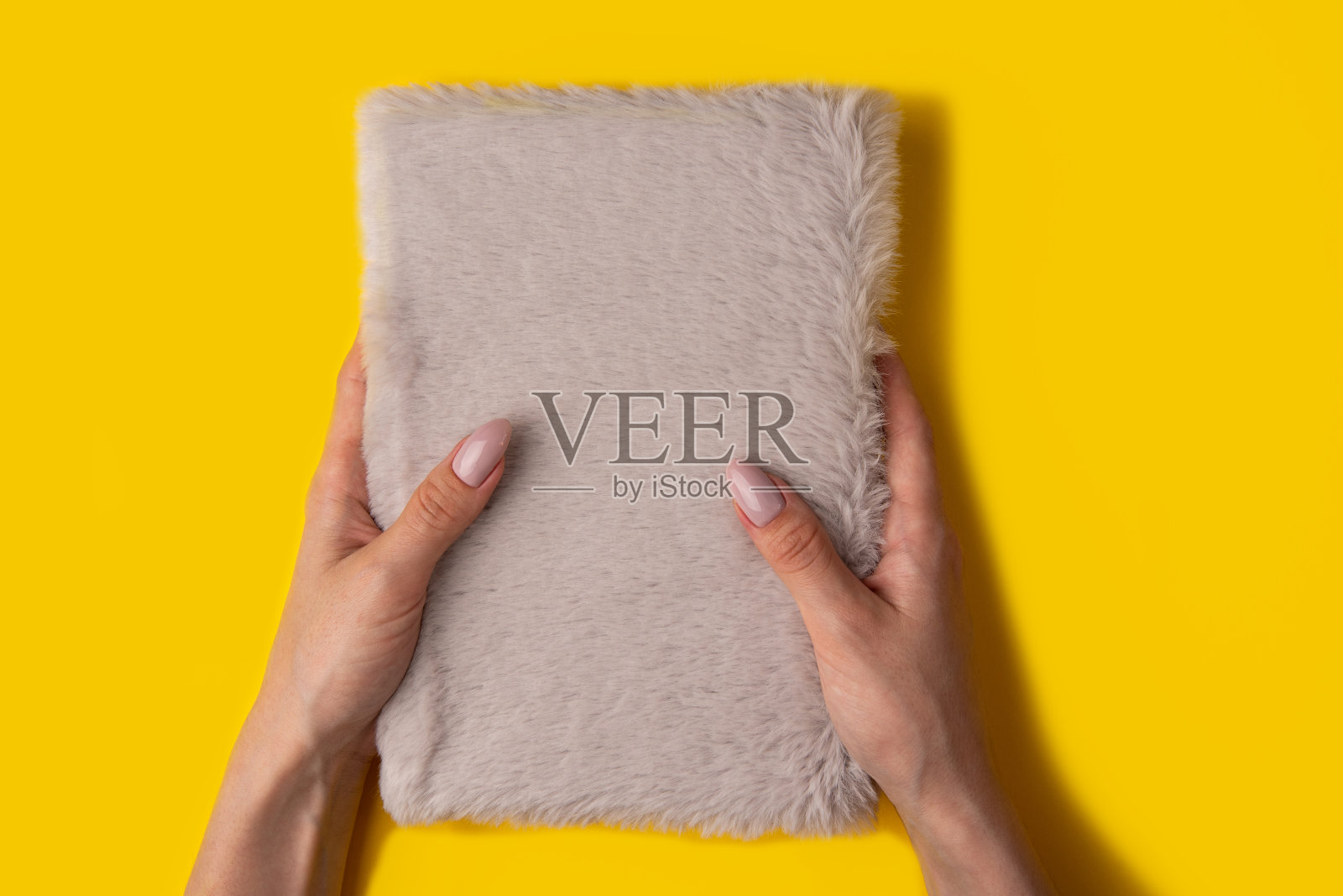 女性的手与美丽的美甲在一个黄色的背景，俯视图照片摄影图片