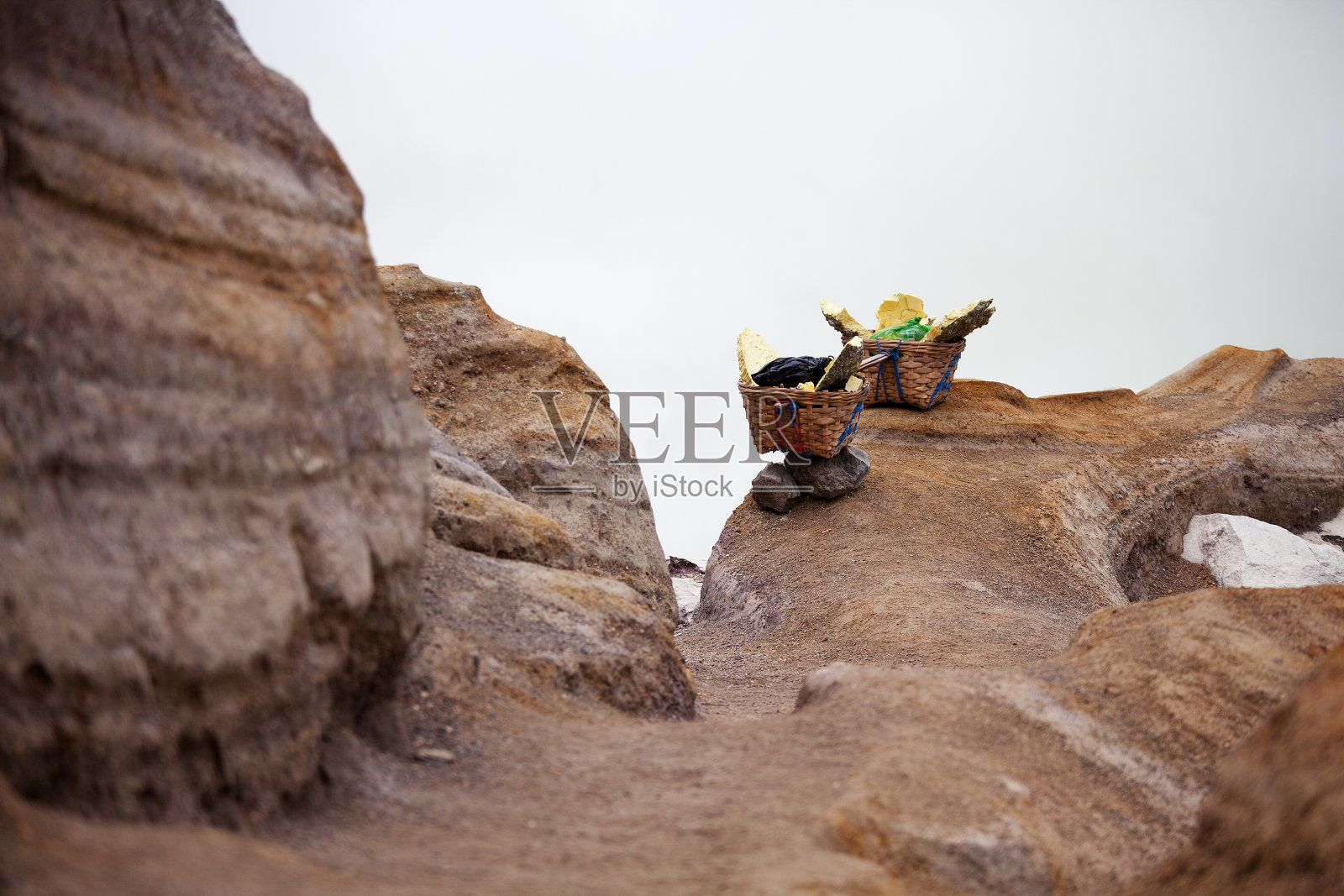 来自印尼爪哇伊真火山矿山的硫磺照片摄影图片