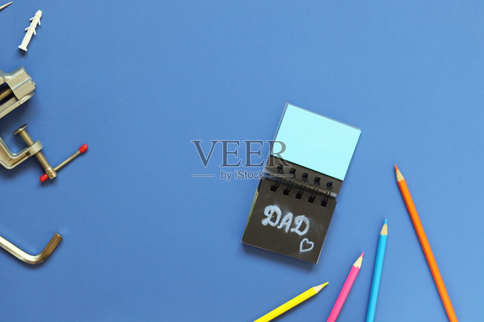父亲节，工具，题字爸爸在笔记本上的蓝色背景上照片摄影图片