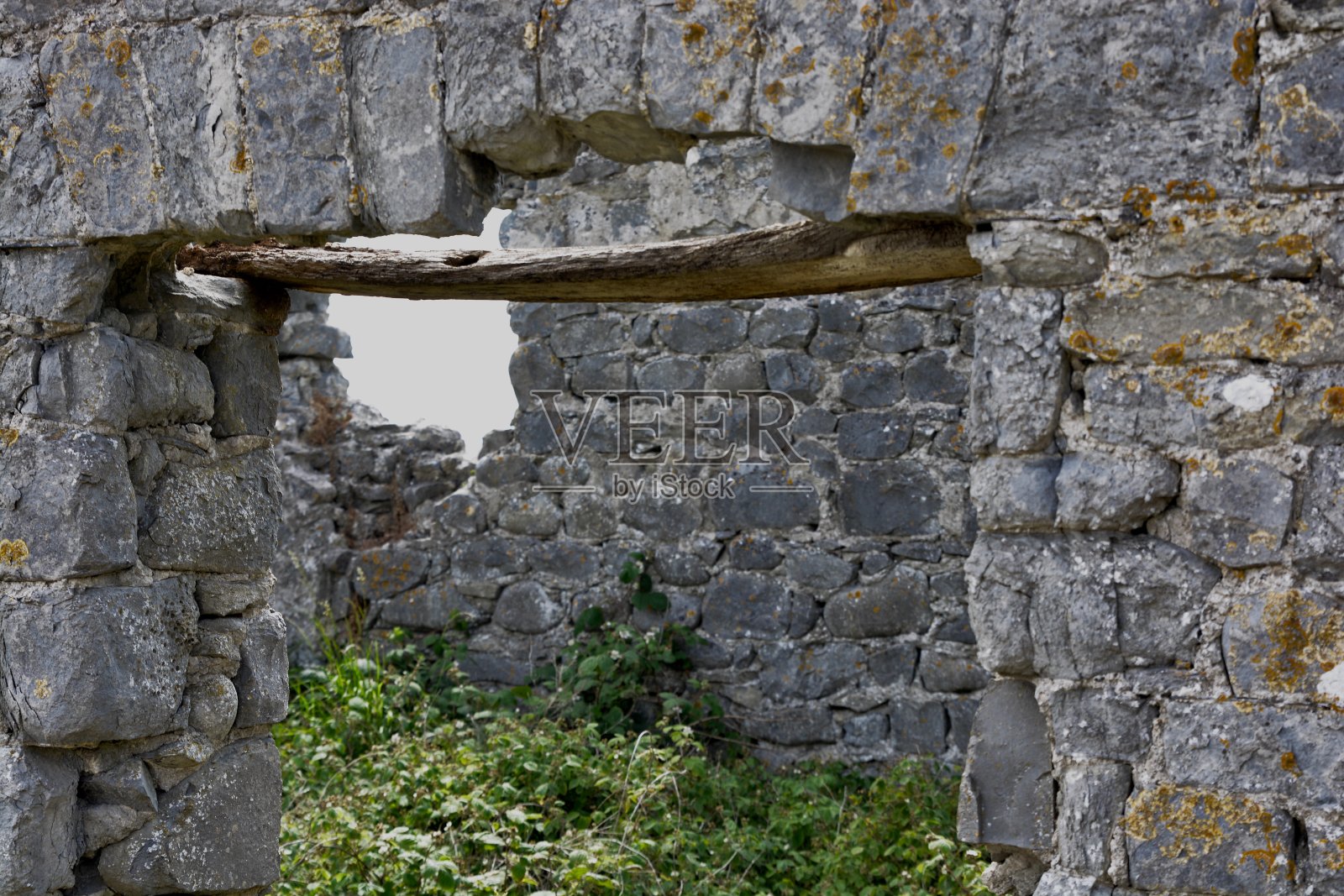风景如画的废弃的石头小屋在卵石海滩上照片摄影图片