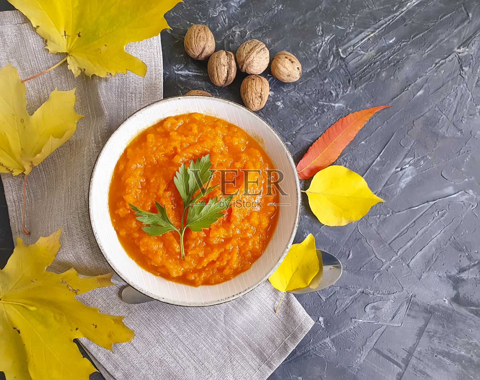 混凝土背景下的南瓜粥照片摄影图片