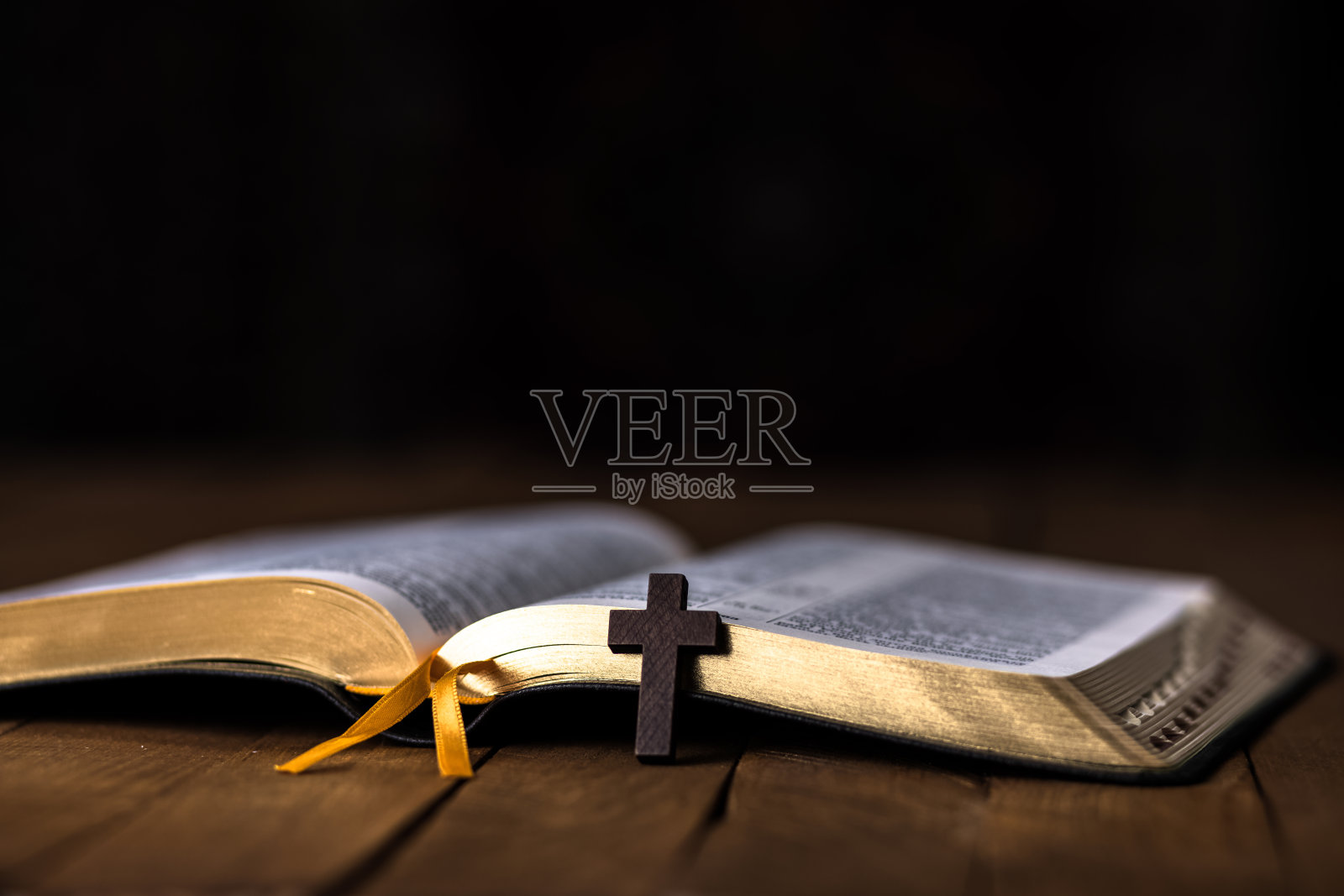 十字架上的书照片摄影图片