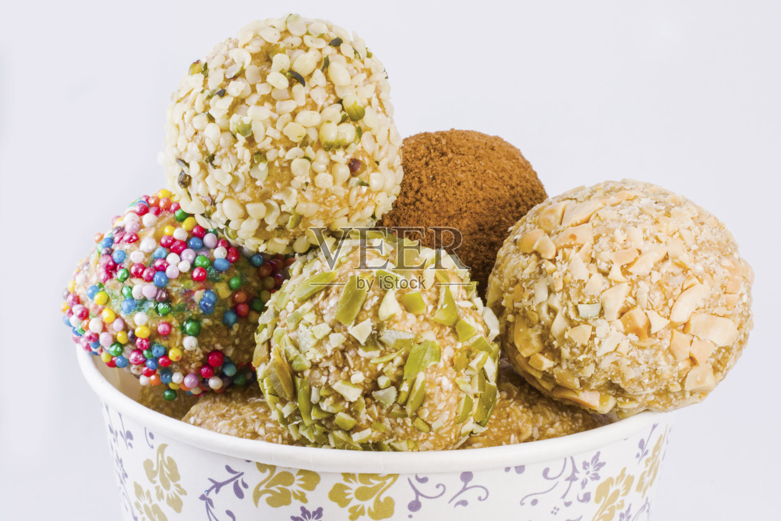 白色背景上的能量球，片场拍摄照片摄影图片