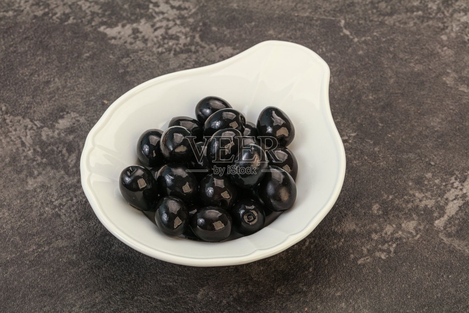 碗里有黑橄榄照片摄影图片