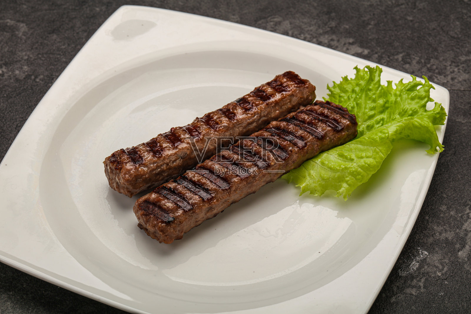 两根烤串牛肉香肠照片摄影图片