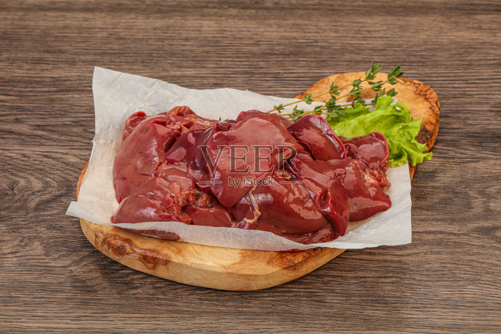 生鸡肝放船上照片摄影图片