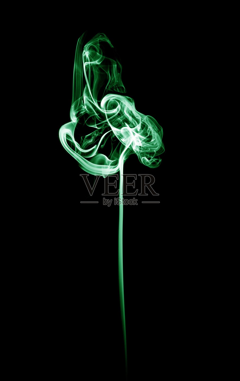 绿色烟雾旋涡在黑色背景。照片摄影图片