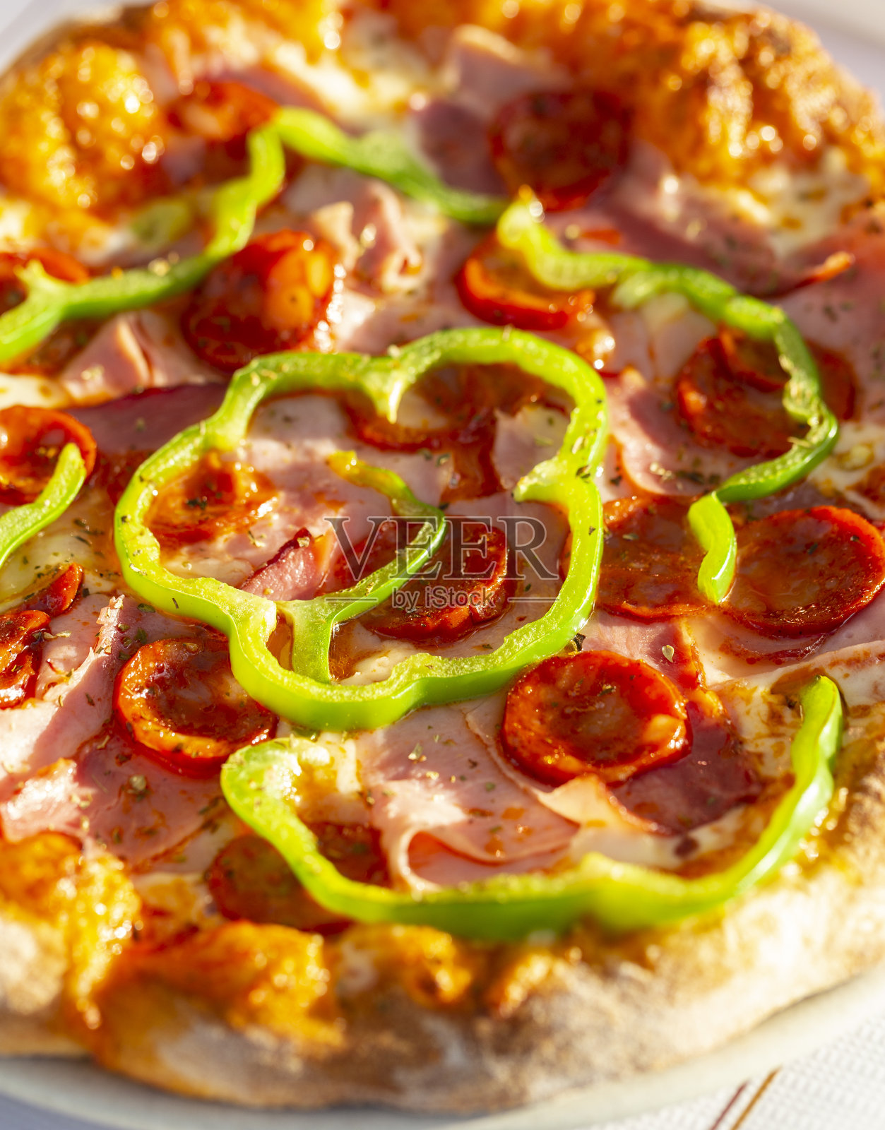 意大利辣香肠地中海披萨准备吃。照片摄影图片