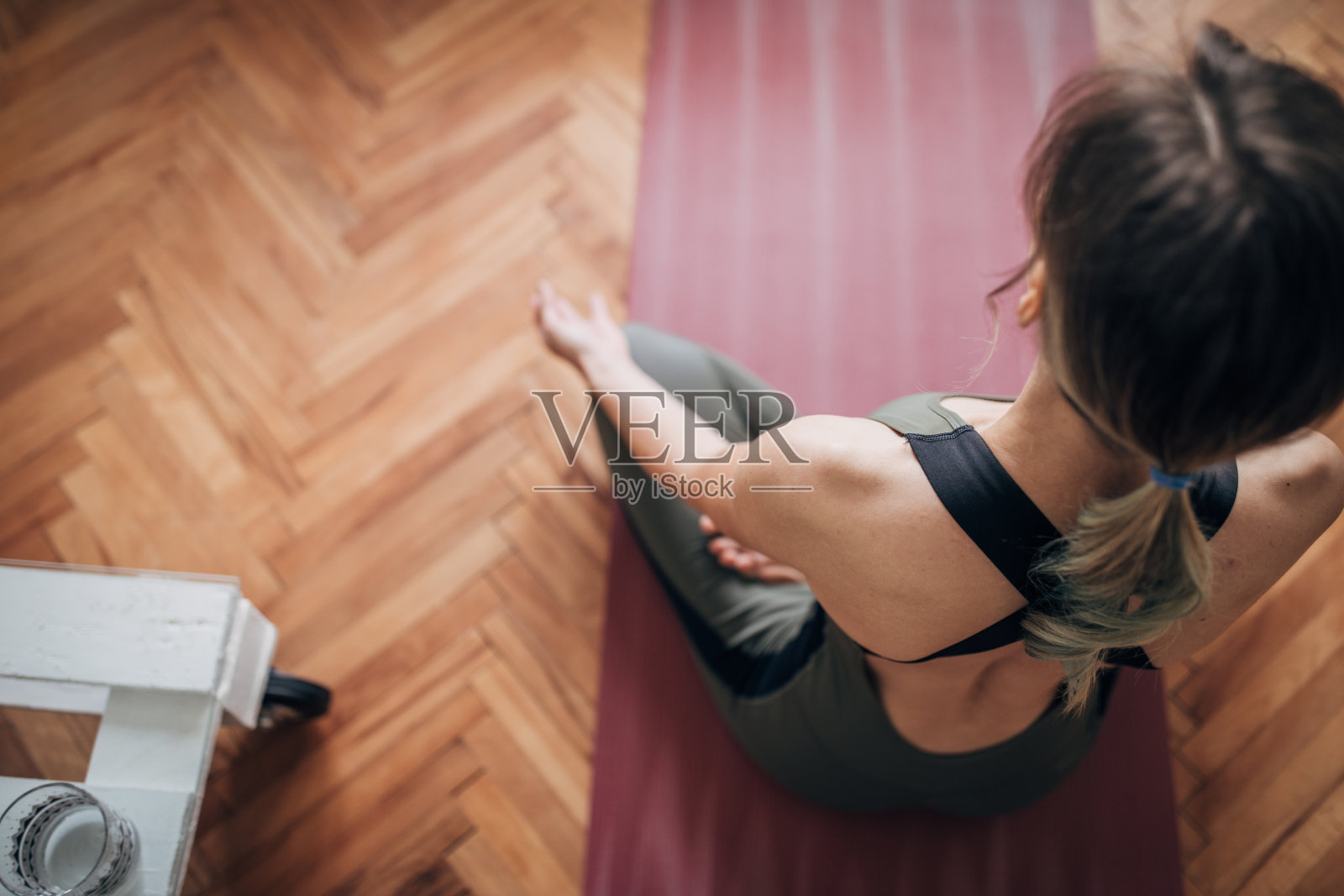 美丽的女人沉思在运动垫在家里照片摄影图片