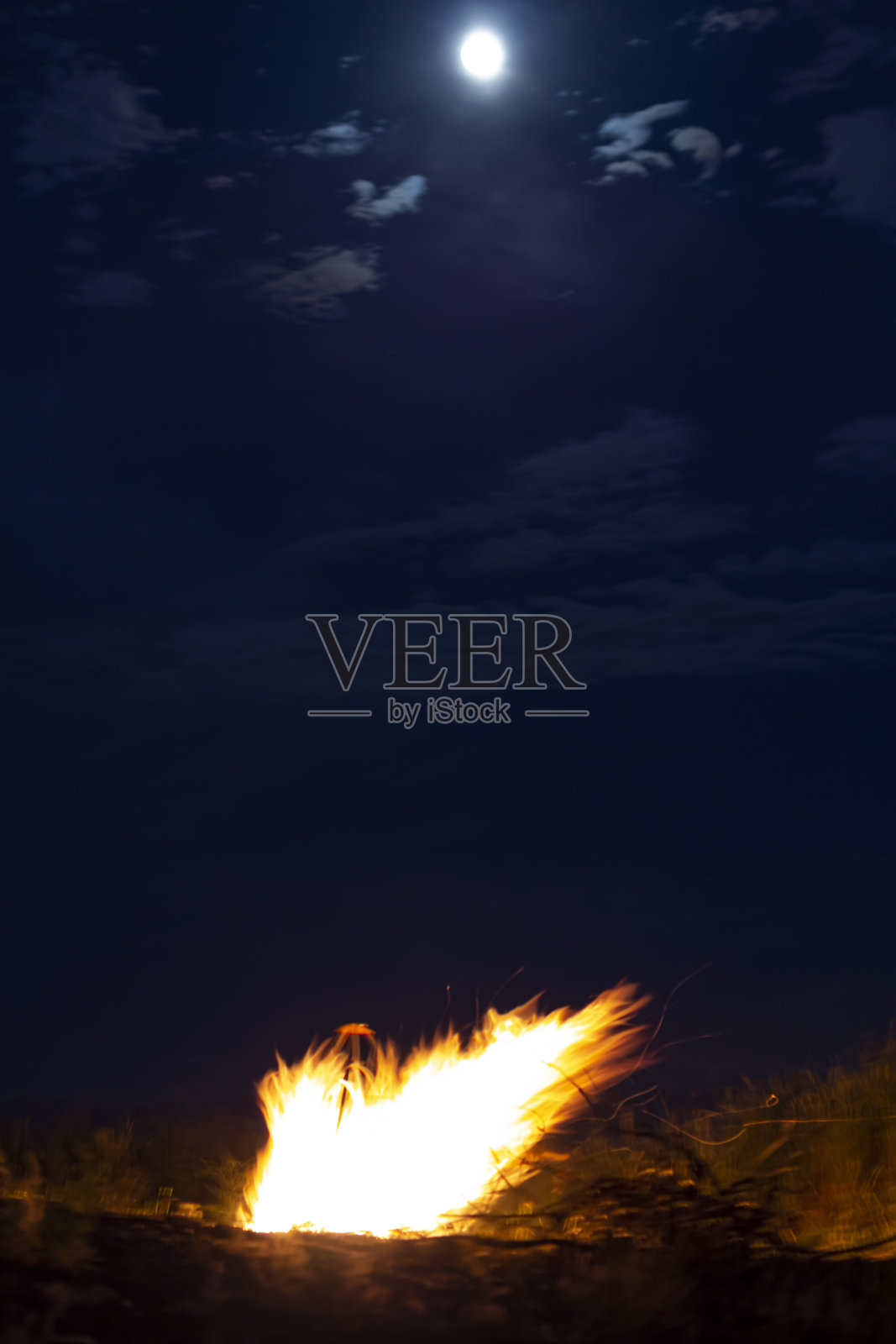 月亮背景下的篝火之夜照片摄影图片