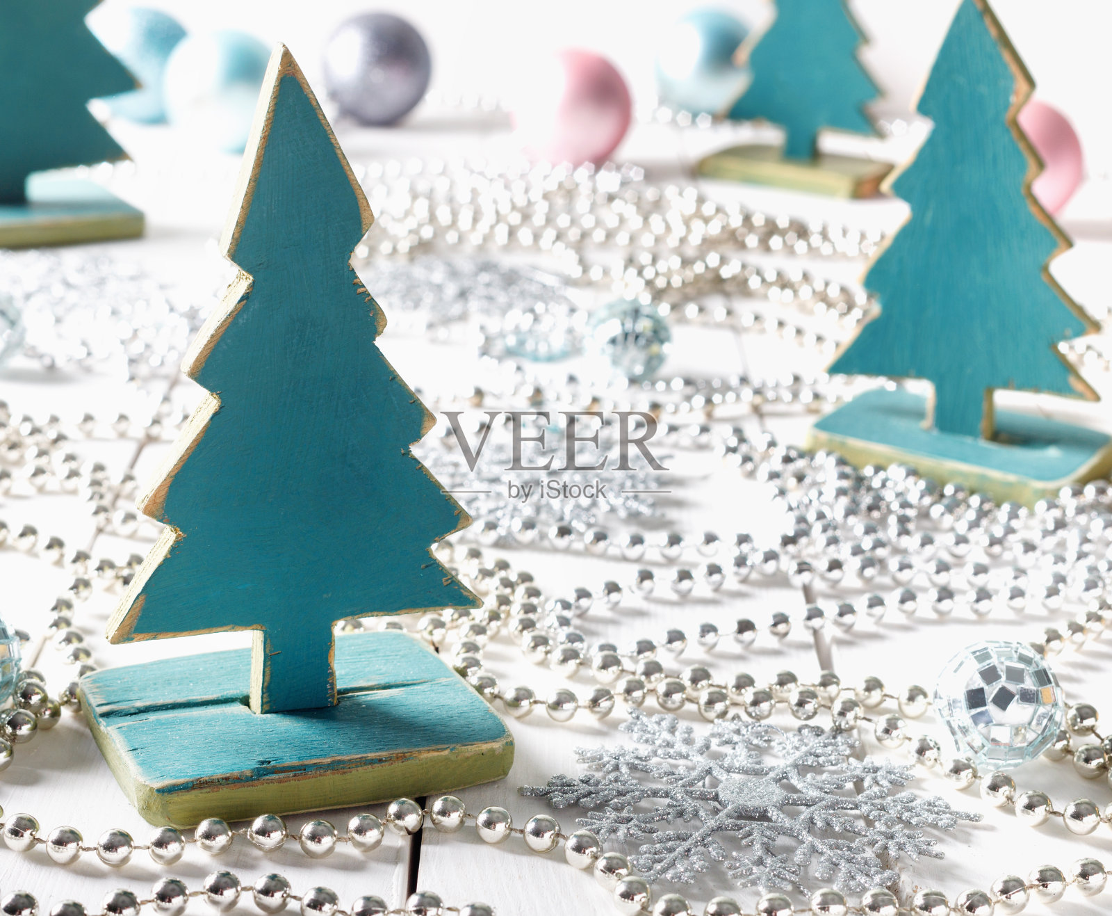 古老的圣诞树手工玩具与珠子和雪花照片摄影图片