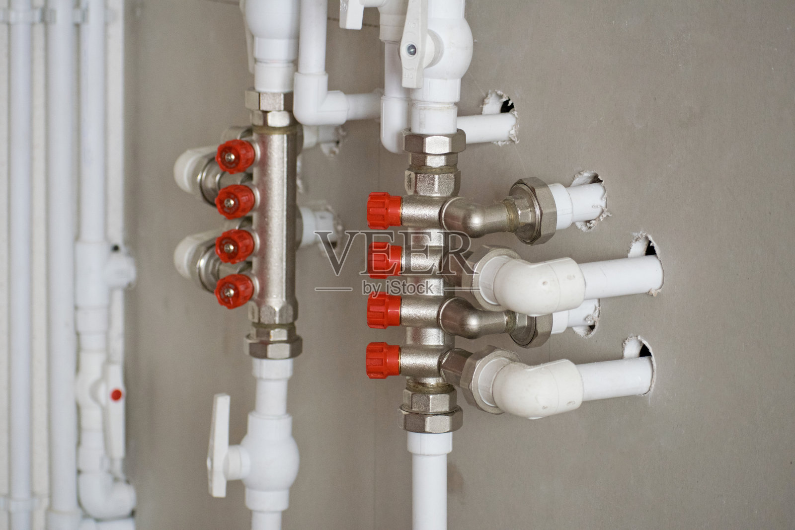 煤气管道和阀门在墙上。照片摄影图片