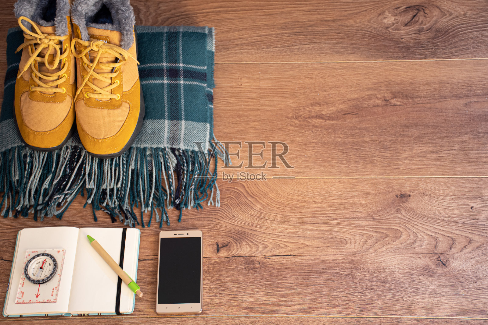 木制背景下的旅行和冒险物品照片摄影图片