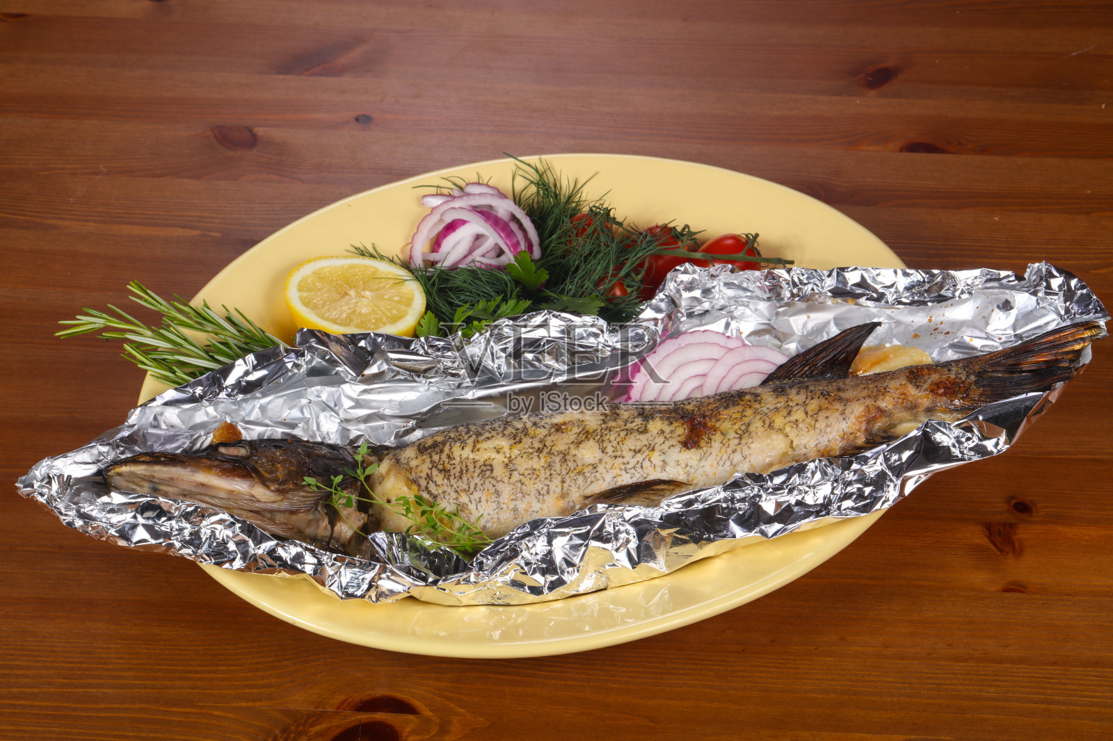 塞满了柠檬的烤梭鱼照片摄影图片