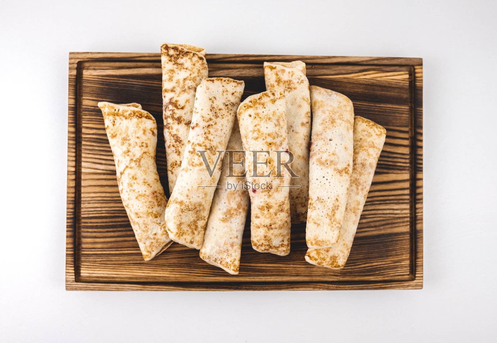 冰冻煎饼放在木板上。照片摄影图片